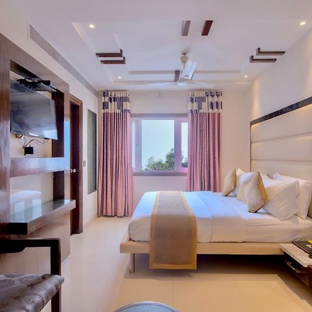 Empire Suites, Ню Делхи Екстериор снимка