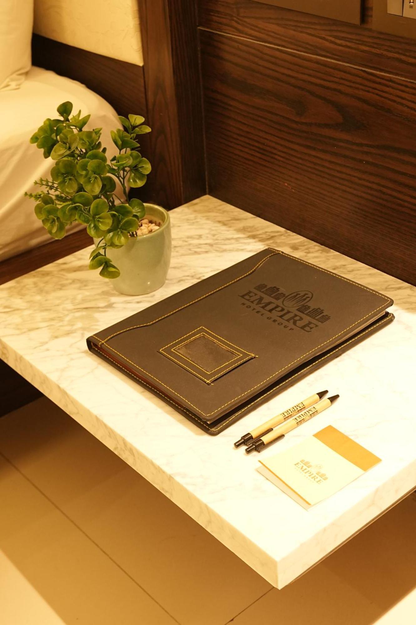 Empire Suites, Ню Делхи Екстериор снимка