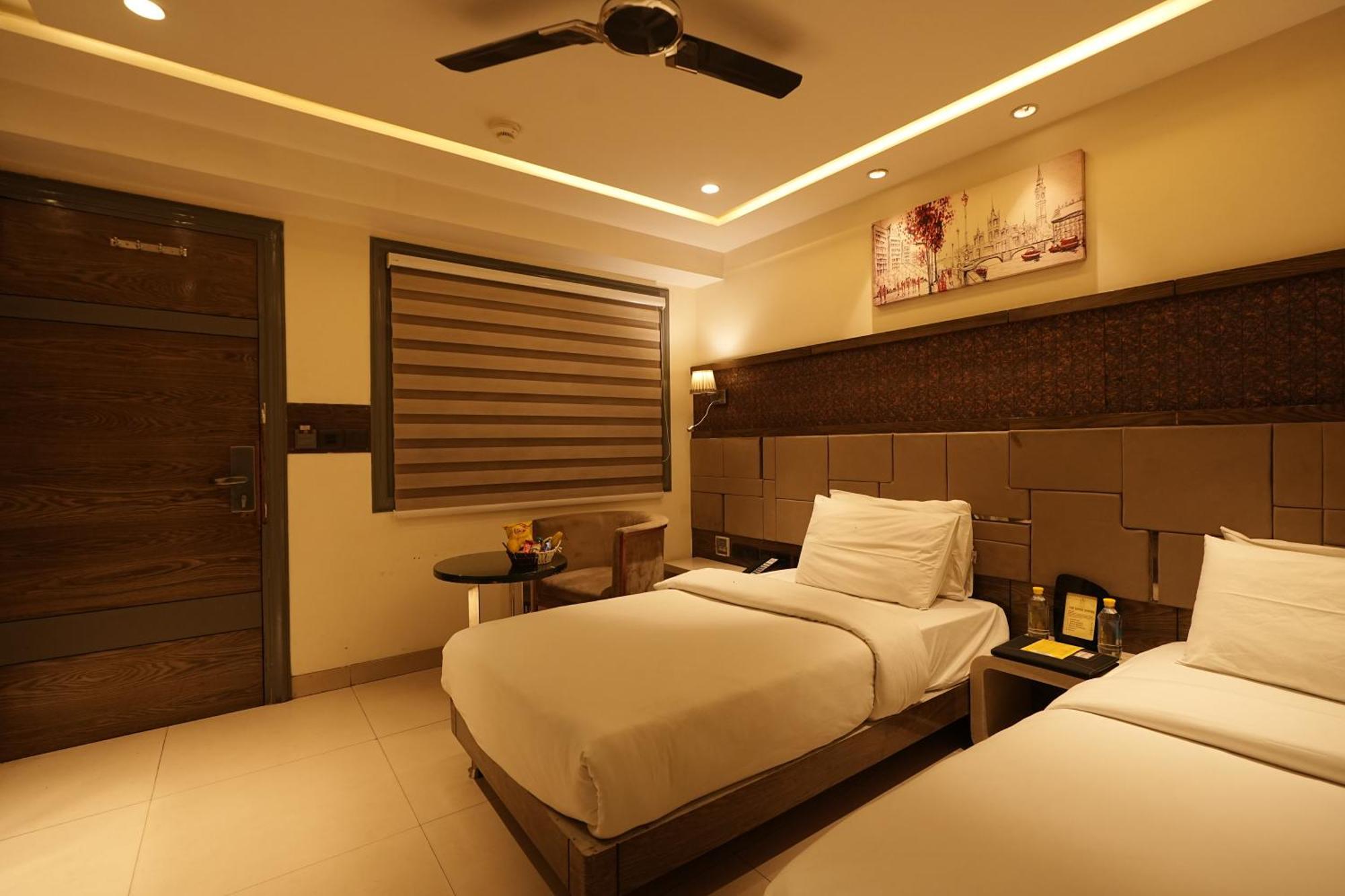Empire Suites, Ню Делхи Екстериор снимка