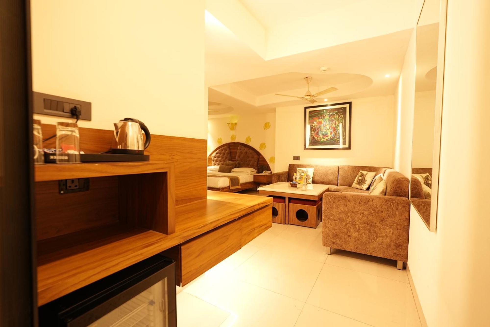 Empire Suites, Ню Делхи Екстериор снимка