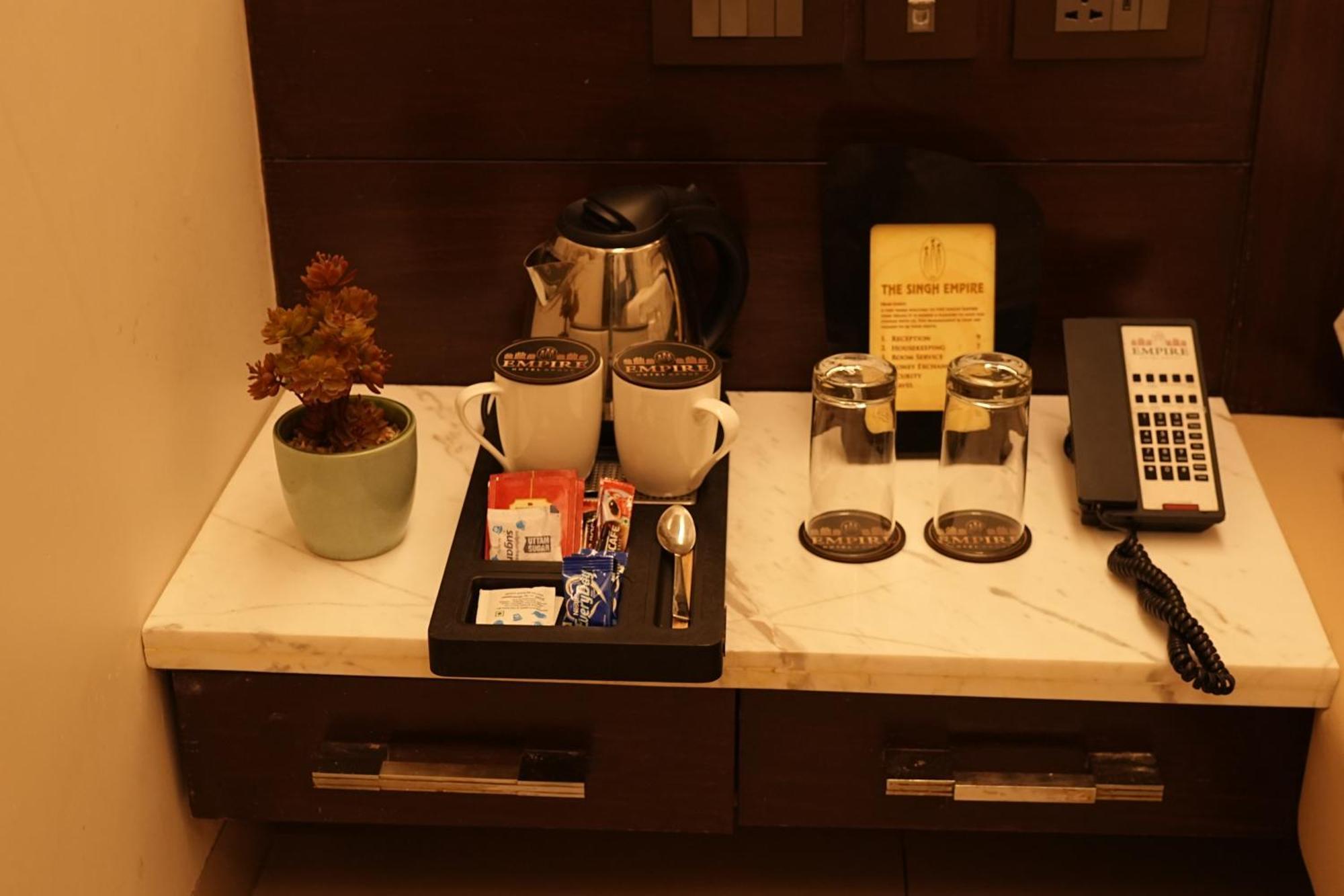 Empire Suites, Ню Делхи Екстериор снимка