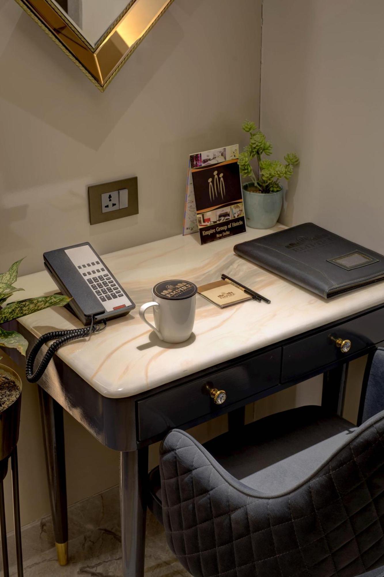Empire Suites, Ню Делхи Екстериор снимка