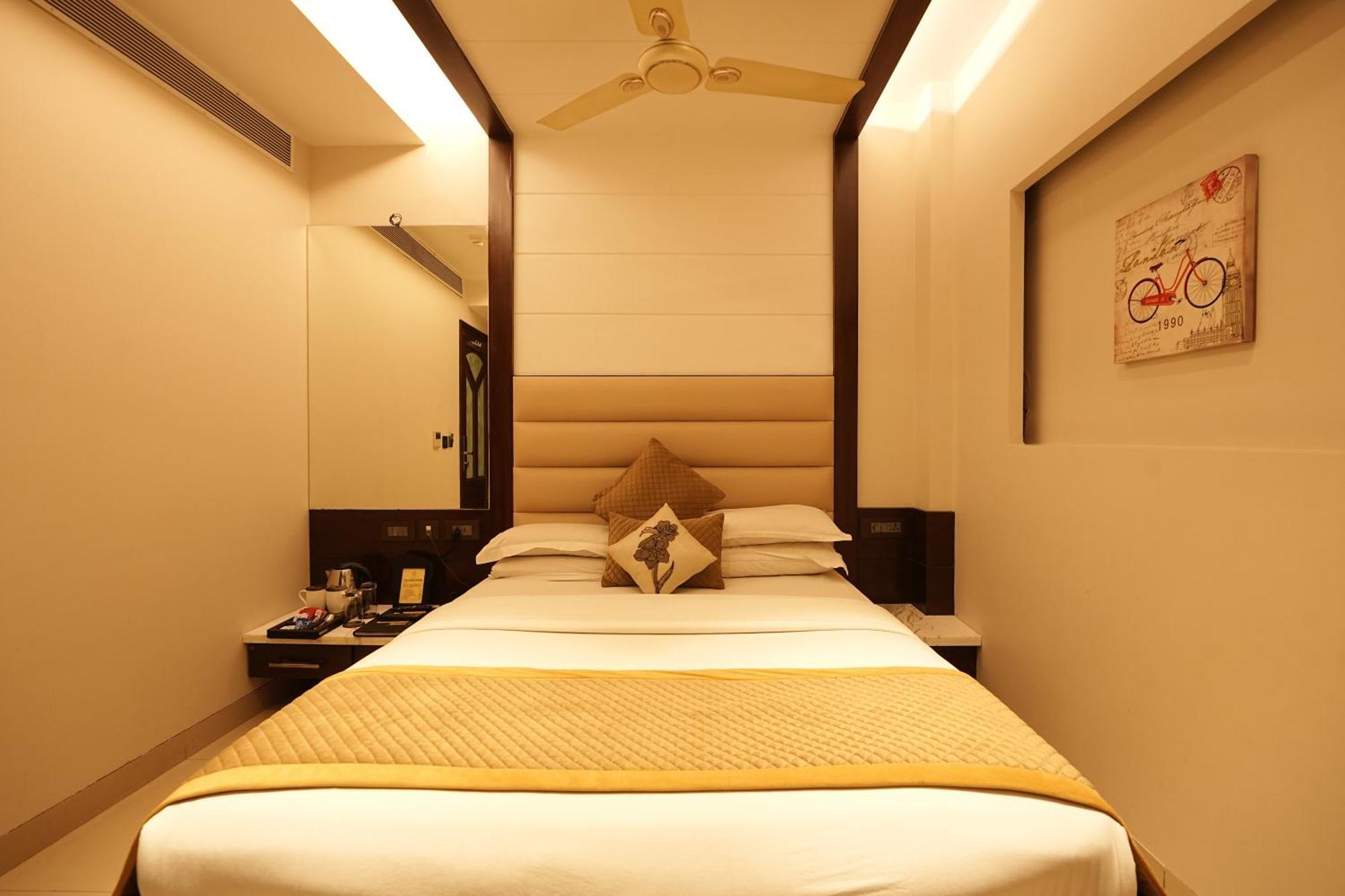 Empire Suites, Ню Делхи Екстериор снимка