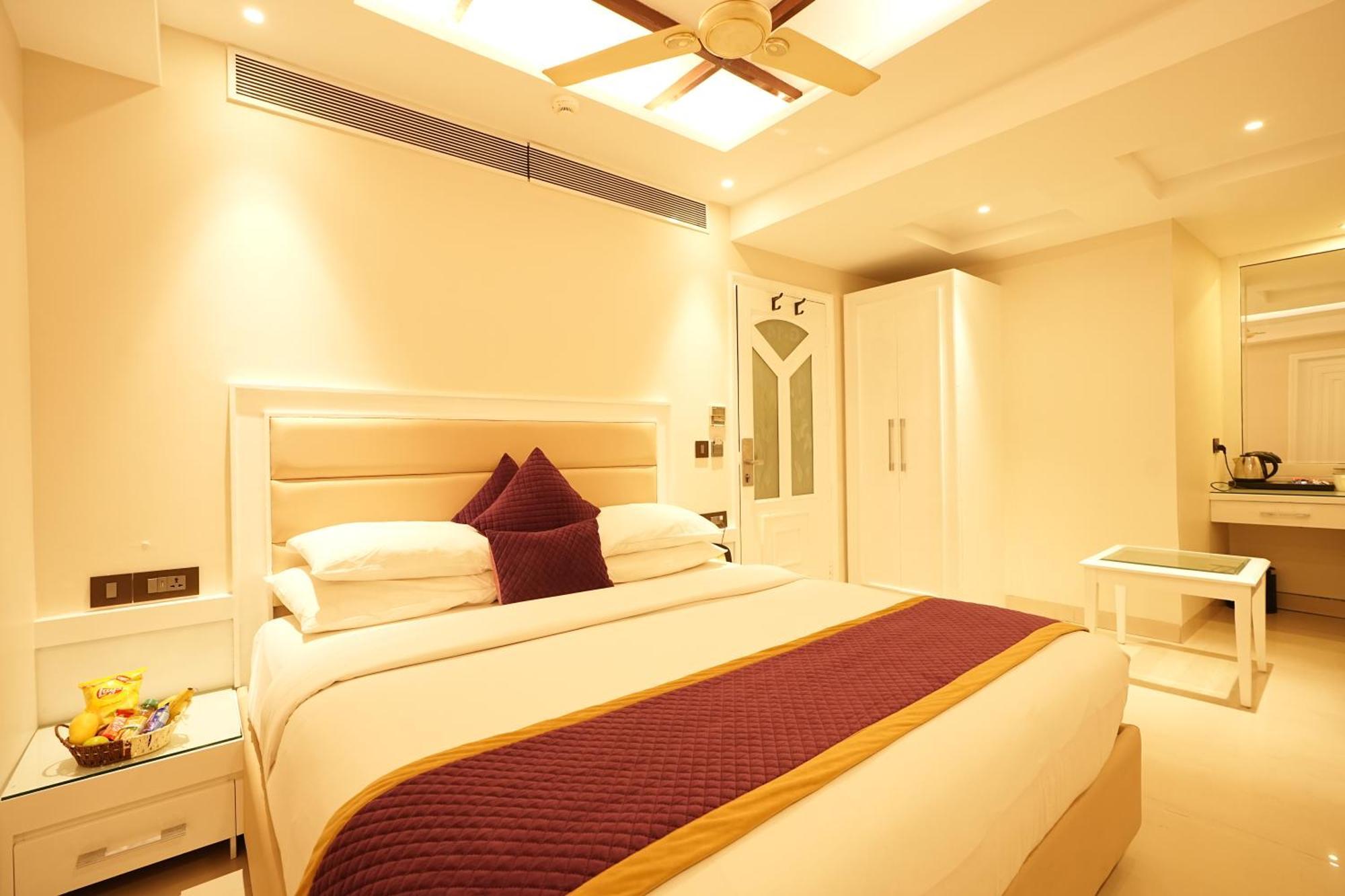 Empire Suites, Ню Делхи Екстериор снимка