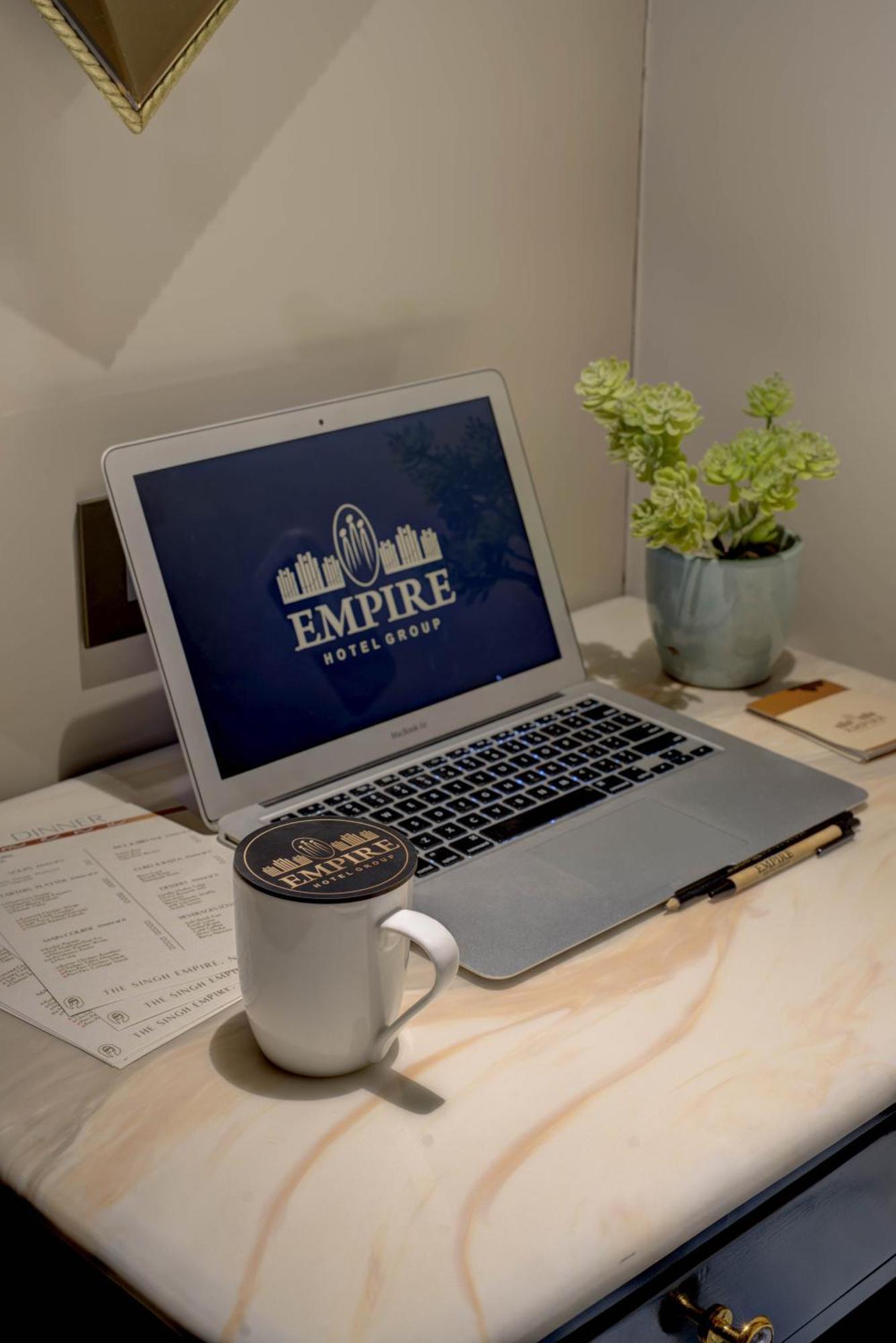Empire Suites, Ню Делхи Екстериор снимка