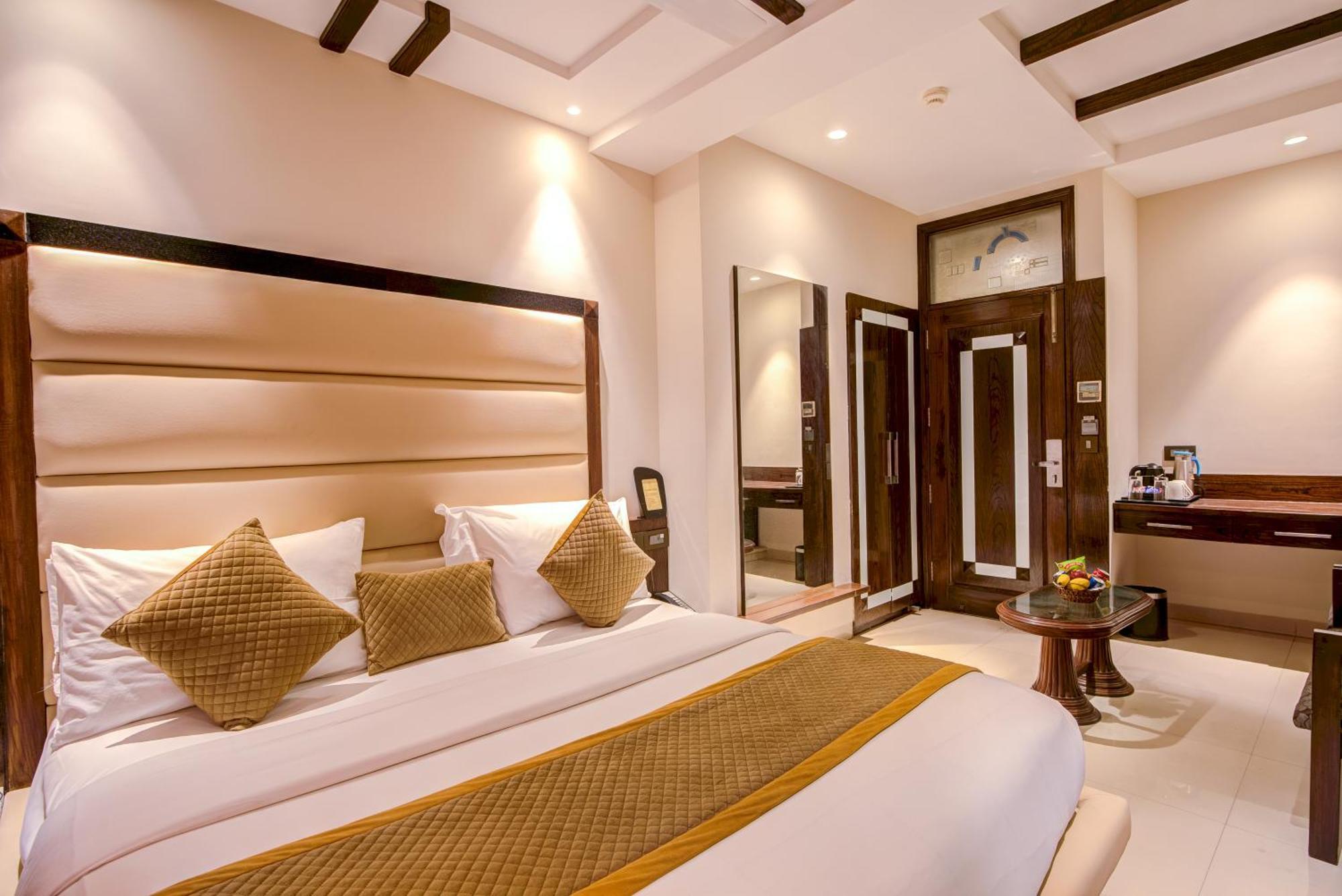 Empire Suites, Ню Делхи Екстериор снимка