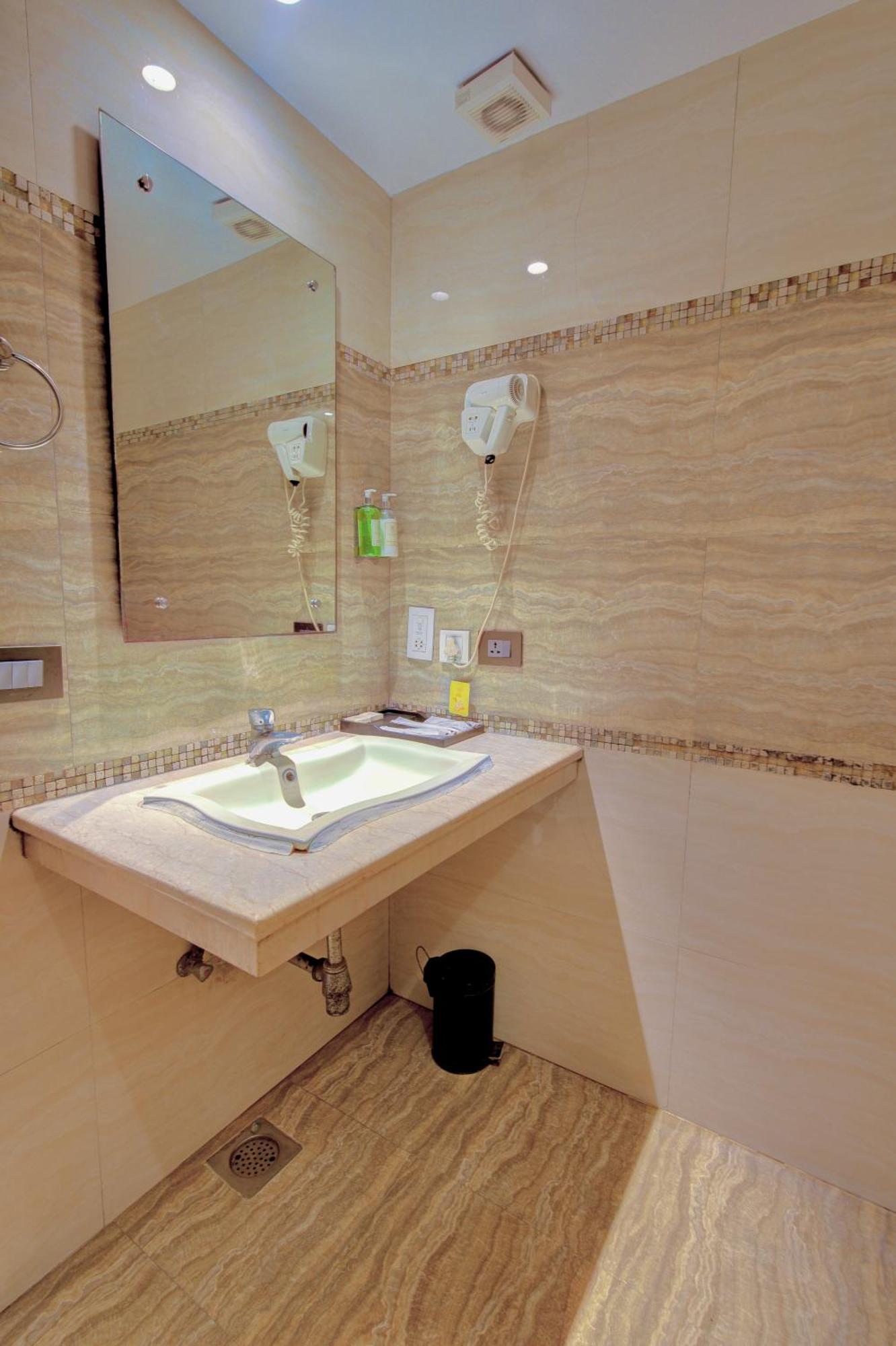 Empire Suites, Ню Делхи Екстериор снимка