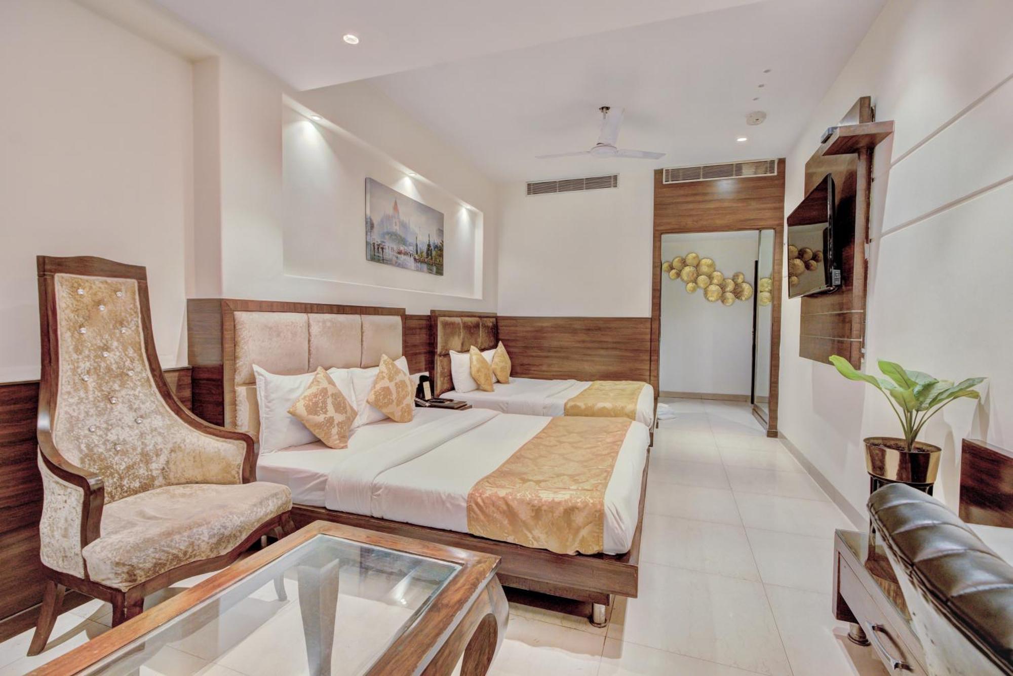 Empire Suites, Ню Делхи Екстериор снимка