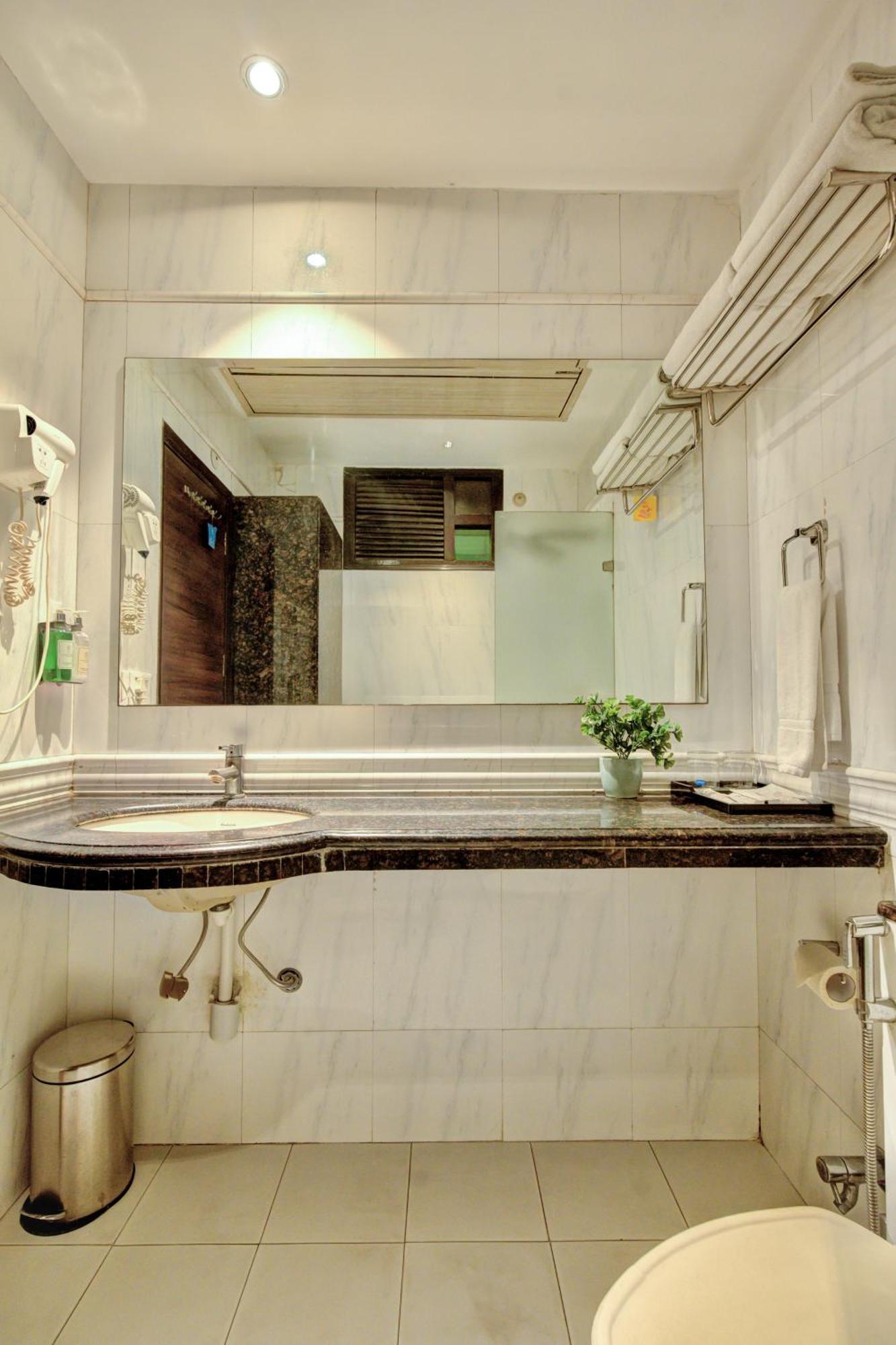 Empire Suites, Ню Делхи Екстериор снимка