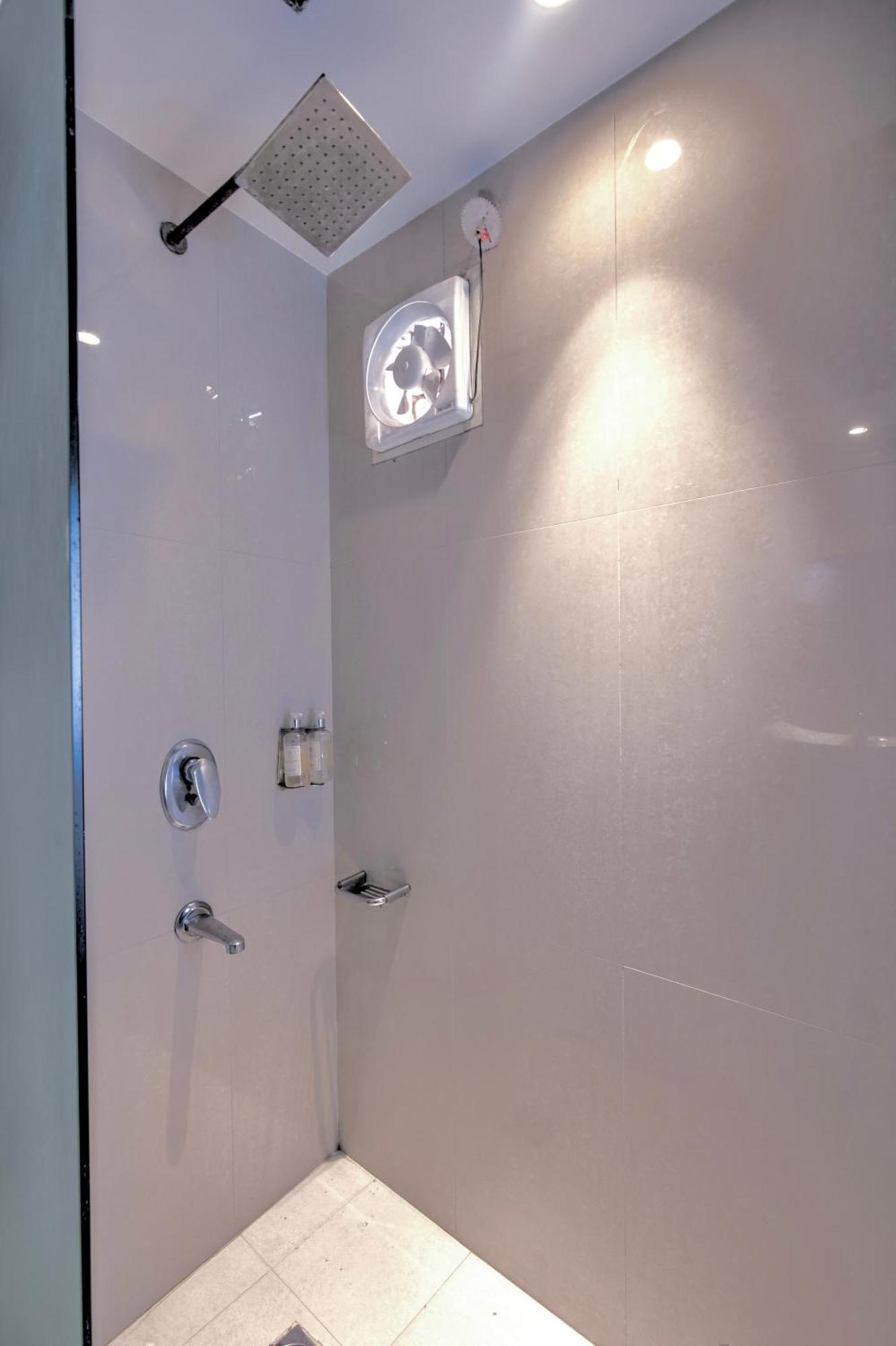 Empire Suites, Ню Делхи Екстериор снимка