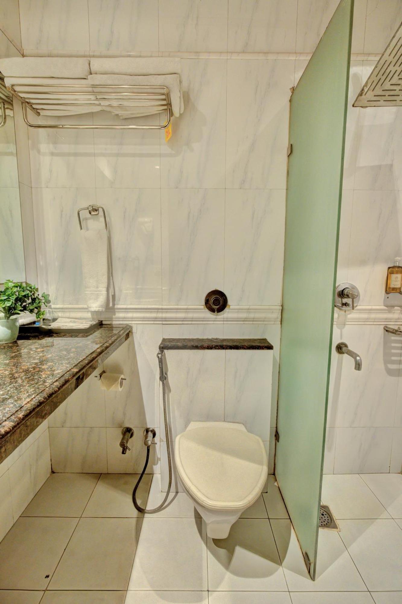 Empire Suites, Ню Делхи Екстериор снимка