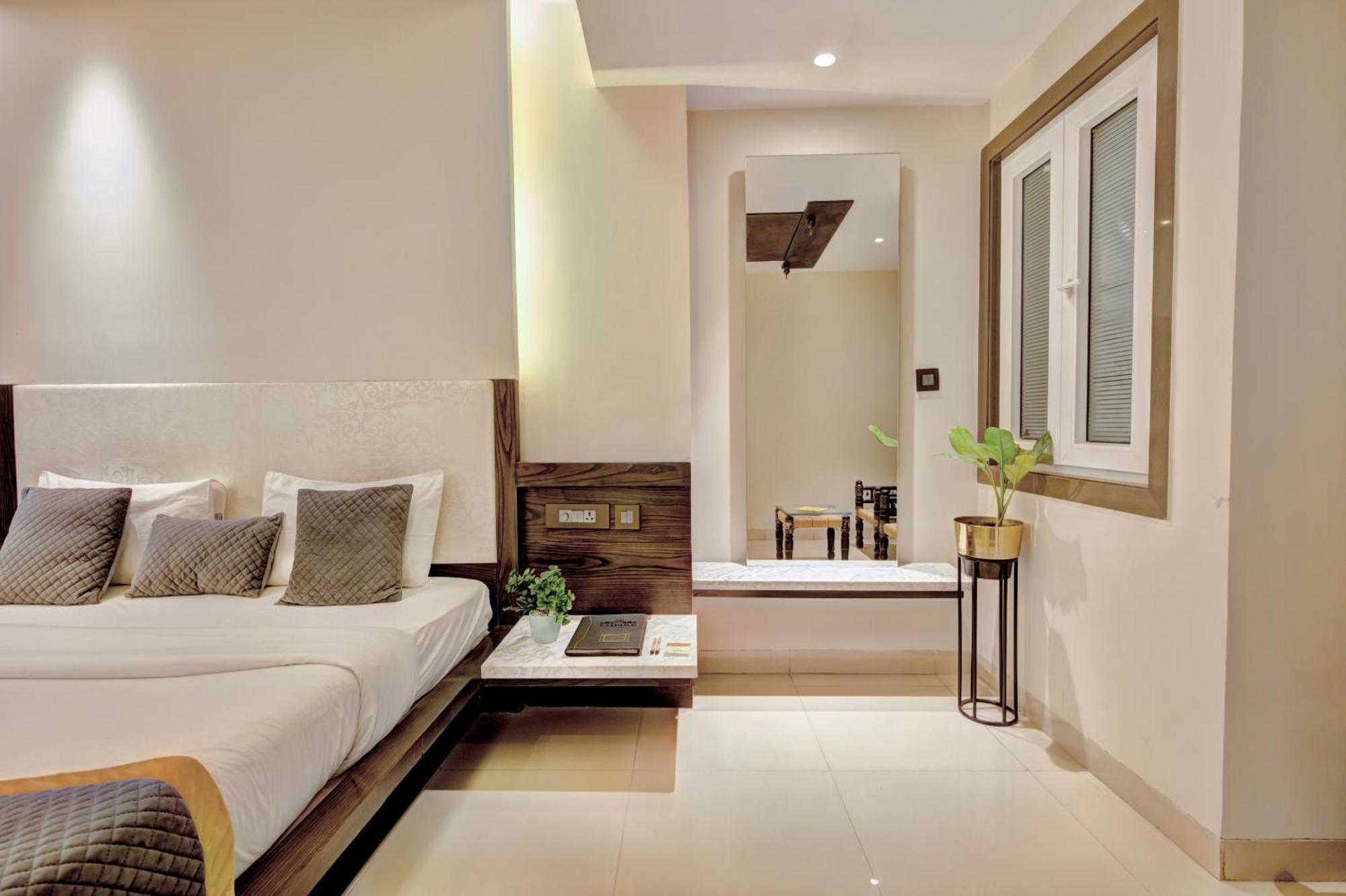 Empire Suites, Ню Делхи Екстериор снимка