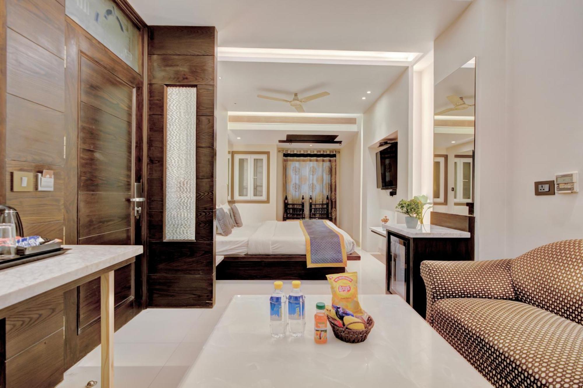 Empire Suites, Ню Делхи Екстериор снимка
