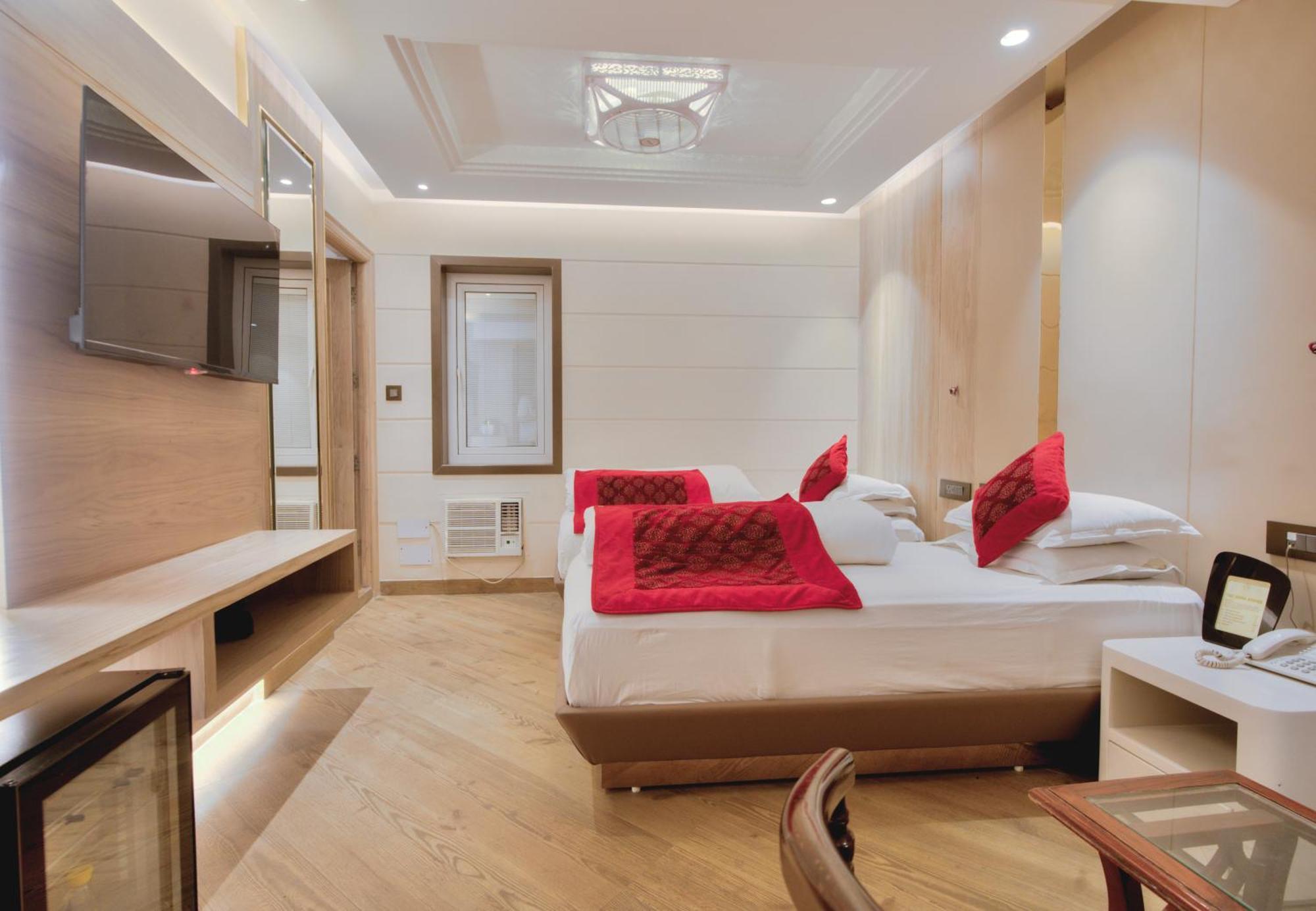 Empire Suites, Ню Делхи Екстериор снимка