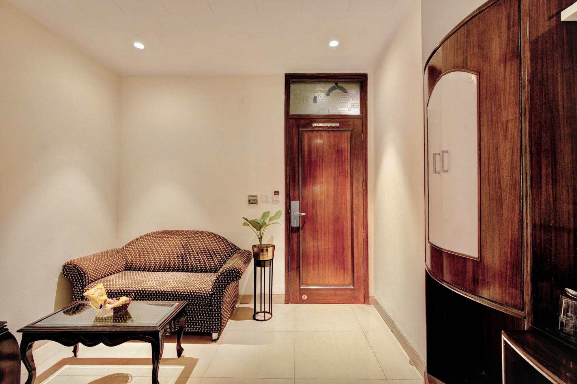 Empire Suites, Ню Делхи Екстериор снимка